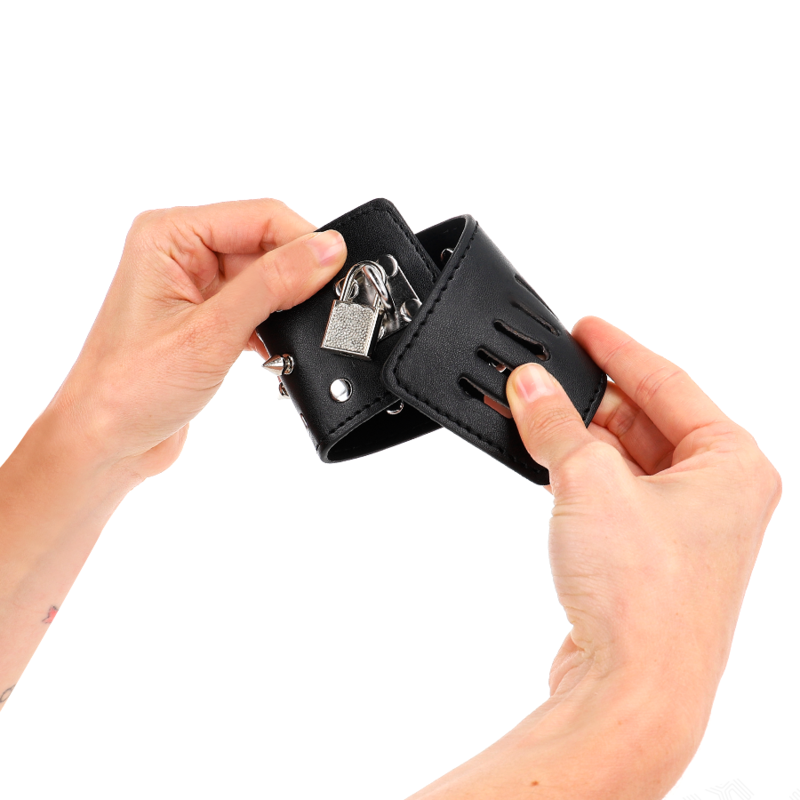 KINK - MANETTE PUNK CON PUNTE 25 X 6 CM