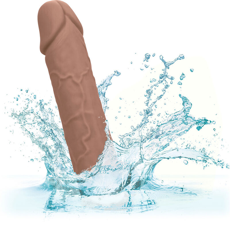 CALEXOTICS - PERFORMANCE MAXX LIFE-LIKE EXTENSION 8 CON CINGHIA TESTICOLI  MARRONE