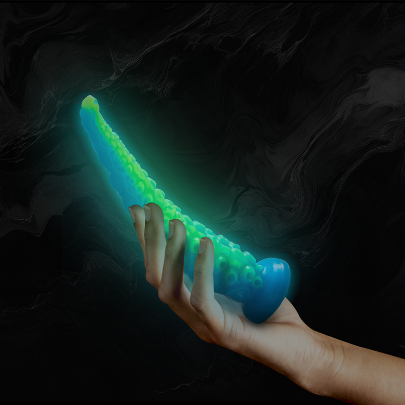 DILDO FLUORESCENTE E SCULTURA MITOLOGICA