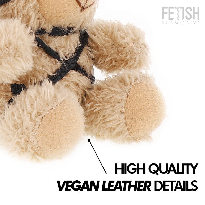 ORSETTO BDSM WINNIE, PELUCHE FETISH CON IMBRACATURE IN PELLE, ACCESSORIO COLLEZIONABILE CON GANCIO INTEGRATO